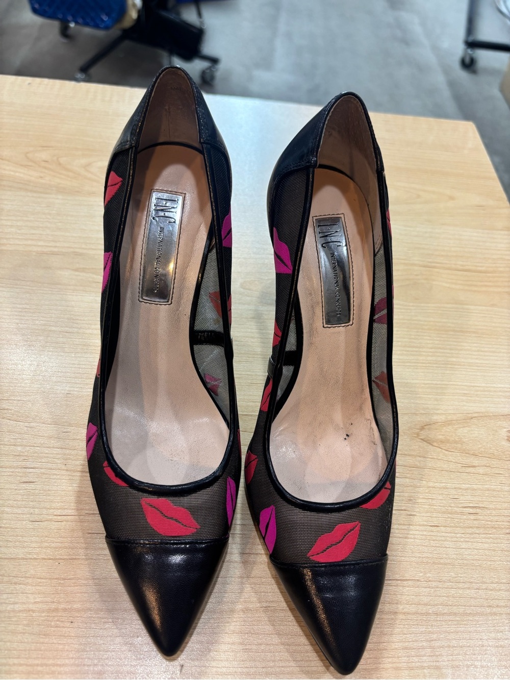 Women's Black Pointed-Toe Mesh Pumps with Pink & Red Lip Print